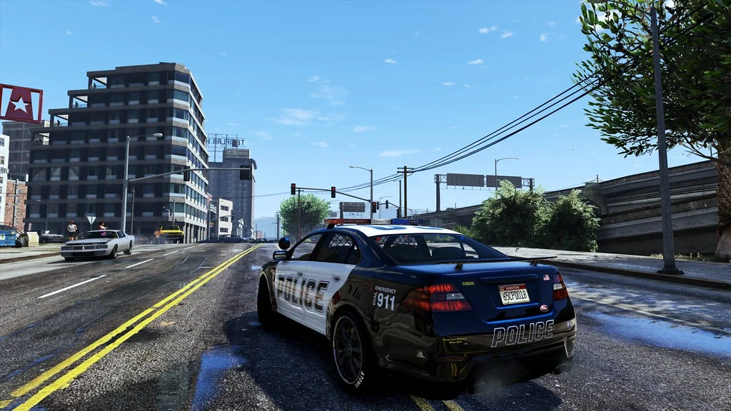 Capture de GTA V, voiture de police en ville